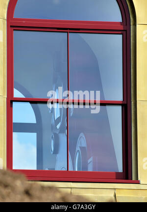 Une vue de miroirs ronds sur un mur à travers une fenêtre à l'étage de 'Home for Essex' un nouveau projet d'art par l'artiste Grayson Perry, en construction à Wrabness, Essex. Banque D'Images