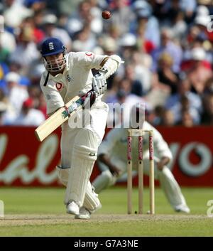 Le capitaine d'Angleterre Michael Vaughan joue un tir au bowling des Antilles Pedro Collins au cours de la dernière journée du troisième match du Npower Test à Old Trafford. Banque D'Images