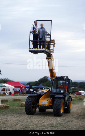 L'actrice Julie Walters lance la course d'endurance de 12 heures de la British Lawn Mower Racing Association près de Billingshurst, Sussex. Banque D'Images