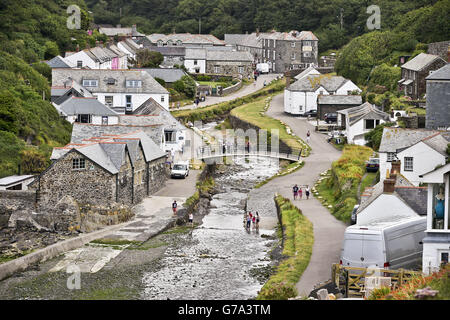 Boscastle et le pont au-dessus de l'embouchure de la rivière Valency, en regardant loin du port et de la côte atlantique, qui a inondé le lundi 16 août 2004 dans les deux villages de Boscastle et Crackington Haven, Cornouailles, Angleterre, Royaume-Uni. Les villages ont subi des dommages considérables après des inondations soudaines causées par une quantité exceptionnelle de pluie qui est tombée plus de huit heures cet après-midi-là. Banque D'Images