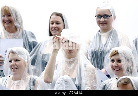 Le chœur des femmes militaires brave la pluie lors d'un événement de lancement pour leur nouvel enregistrement de 'Pack Up Your troubles', dont les recettes bénéficieront à l'organisation caritative SSAFA, à Potters Fields, South Bank, Londres. Banque D'Images