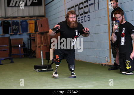 Stevie Richardson, 26 ans, d'Édimbourg, s'entraîne à CrossFit, Leeds, avant de participer à la course Spartan. Banque D'Images