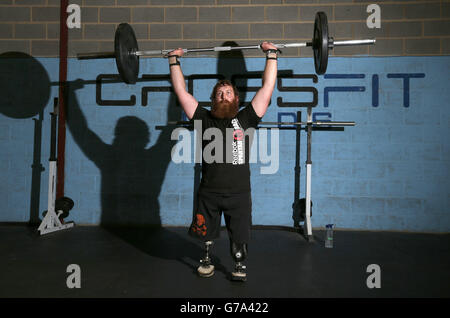 Stevie Richardson, 26 ans, d'Édimbourg, s'entraîne à CrossFit, Leeds, avant de participer à la course Spartan. Banque D'Images