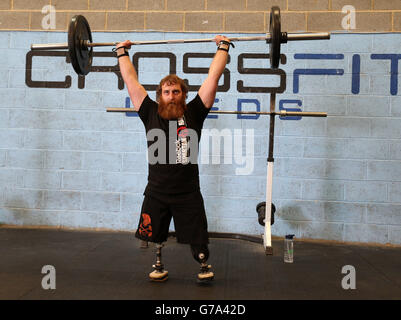 Stevie Richardson, 26 ans, d'Édimbourg, s'entraîne à CrossFit, Leeds, avant de participer à la course Spartan. Banque D'Images