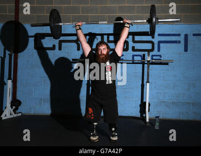 Stevie Richardson, 26 ans, d'Édimbourg, s'entraîne à CrossFit, Leeds, avant de participer à la course Spartan. Banque D'Images