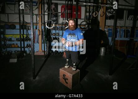 Stevie Richardson, 26 ans, d'Édimbourg, s'entraîne à CrossFit, Leeds, avant de participer à la course Spartan. Banque D'Images