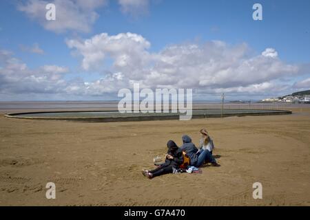 Les gens apprécient la plage venteuse de Weston-super-Mare, Somerset, tandis que les vestiges de l'ouragan Bertha ont balayé des parties du pays. Banque D'Images