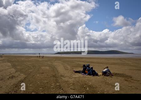 Les gens apprécient la plage venteuse de Weston-super-Mare, Somerset, tandis que les vestiges de l'ouragan Bertha ont balayé des parties du pays. Banque D'Images