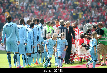 Football - FA Community Shield 2014 - Arsenal / Manchester City - Wembley Stadium.Arsene Wenger, gestionnaire d'arsenal (à droite), serre la main avec Manuel Pellegrini, directeur de Manchester City, avant le coup d'envoi Banque D'Images