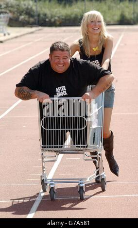 Shell, le candidat à la Big Brother 5, pousse Jimmy 5 bellies, le légendaire coaché de Gazza dans un chariot à provisions pour participer aux jeux olympiques d'après-choc au Tooting Bec Athletics Club, dans le sud de Londres.Huit équipes d'étudiants de tout le pays vont pour l'or dans le 100m Drinks Dash, le toboggan de Poly-chute, le sprint de chariot de 200m et trois legged rollerblading. Banque D'Images