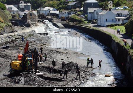 Le décomar se poursuit, dans le village de Boscastle, dans le nord des Cornouailles.Les commerçants ont été autorisés à rentrer dans leurs locaux aujourd'hui pour voir les dommages causés par les inondations soudaines.Entre 20 et 25 magasins ont été gravement touchés lorsque les rivières Jordan et Valency ont envoyé des vagues d'eau de crue dans la station de vacances à une vitesse de 40 km/h lundi. Banque D'Images