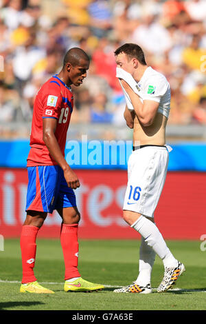 Phil Jones (à droite), de l'Angleterre, réagit lors de la coupe du monde de la FIFA, match du groupe D à l'Estadio Mineirao, Belo Horizonte, Brésil. Banque D'Images