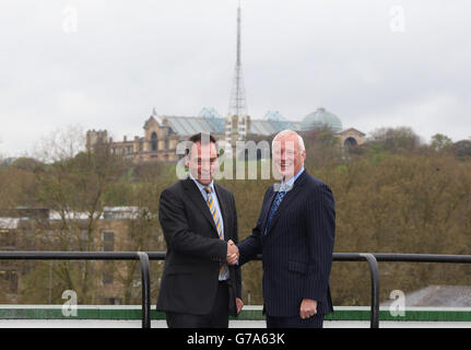 Barry Hearn (à droite), président de la Professional Darts Corporation, et Kristof Fahy, chef du marketing, à l'annonce du parrainage par William Hill Online du Championnat du monde des fléchettes du PDC lors d'une séance photo au bureau de William Hill à Wood Green, à Londres. Banque D'Images