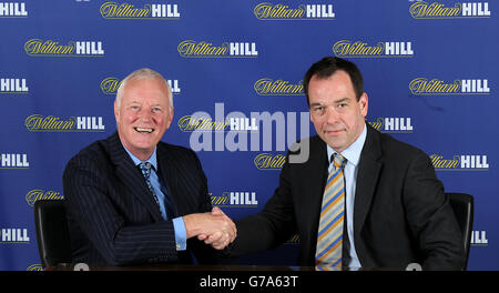 Barry Hearn (à gauche), président de la Professional Darts Corporation, et Kristof Fahy, directeur du marketing à l'annonce du parrainage par William Hill Online du Championnat du monde des fléchettes du PDC lors d'une séance photo au bureau de William Hill à Wood Green, Londres. Banque D'Images