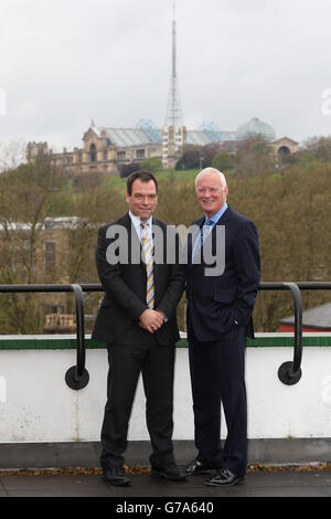 Barry Hearn (à droite), président de la Professional Darts Corporation, et Kristof Fahy, chef du marketing, à l'annonce du parrainage par William Hill Online du Championnat du monde des fléchettes du PDC lors d'une séance photo au bureau de William Hill à Wood Green, à Londres. Banque D'Images