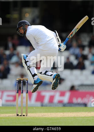 Cricket - série de tests Investec - Cinquième test - Angleterre / Inde - troisième jour - le Kia Oval.Stuart Broad, en Angleterre, tente d'éviter un bon bouteur d'Ishant Sharma, en Inde, lors du cinquième test au Kia Oval, à Londres. Banque D'Images