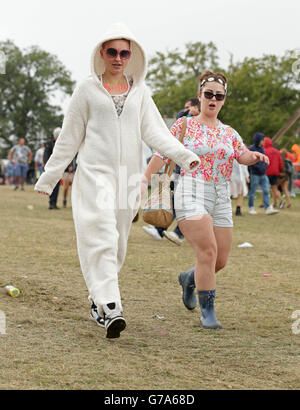 V Festival 2014 deuxième jour - Chelmsford.Un gardien de festival portant une onesie pendant le deuxième jour du V Festival, à Hylands Park à Chelmsford, Essex. Banque D'Images