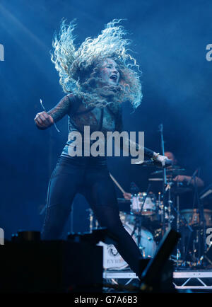 Ella Eyre se présentant sur la scène Arena pendant le deuxième jour du V Festival, à Hylands Park à Chelmsford, Essex. Banque D'Images