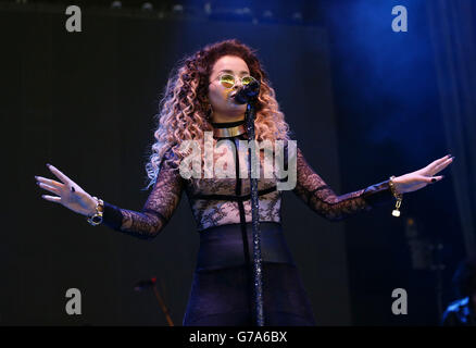 Ella Eyre se présentant sur la scène Arena pendant le deuxième jour du V Festival, à Hylands Park à Chelmsford, Essex. Banque D'Images