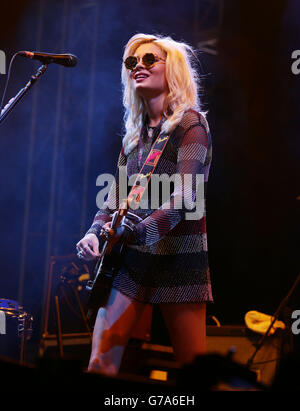 Nina Nesbitt se présentant sur la scène Arena pendant le deuxième jour du V Festival, à Hylands Park à Chelmsford, Essex. Banque D'Images