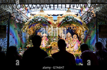 Les adeptes du lièvre Krishna se promeuvent dans le Bhaktivedanta Manor le temple du lièvre Krishna à Watford pendant le festival Janmashtami. Banque D'Images