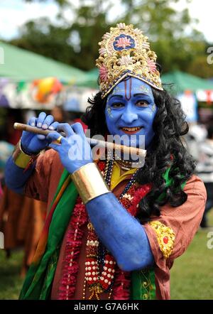 Un dévot en costume comme Lord Krishna pose pour une photographie au temple Bhaktivedanta Manor Hare Krishna à Watford pendant le festival Janmashtami. Banque D'Images