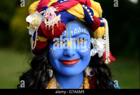 Laxmipriya Patel, 21 ans, de Watford, vêtu de Lord Krishna au temple Bhaktivedanta Manor Hare Krishna à Watford pendant le festival Janmashtami. Banque D'Images