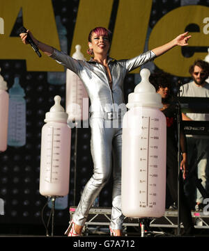 Lily Allen se présentant sur la scène principale pendant la deuxième journée du V Festival, à Hylands Park à Chelmsford, Essex. Banque D'Images