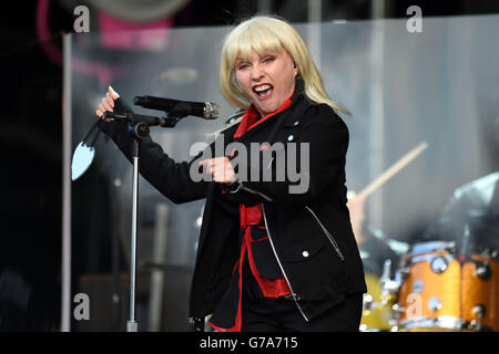 Debbie Harry de Blondie se présentant sur la scène MTV pendant le deuxième jour du V Festival à Weston Park dans le Staffordshire. Banque D'Images