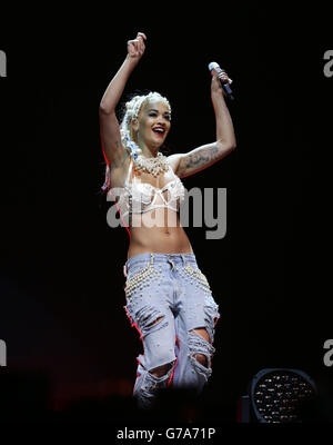 V Festival 2014 deuxième jour - Chelmsford.Rita ora se présentant sur la scène Arena pendant la deuxième journée du V Festival, à Hylands Park à Chelmsford, Essex. Banque D'Images