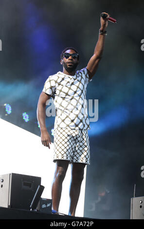 Tinée Tempah se présentant sur la scène MTV pendant le deuxième jour du V Festival, à Hylands Park à Chelmsford, Essex. Banque D'Images