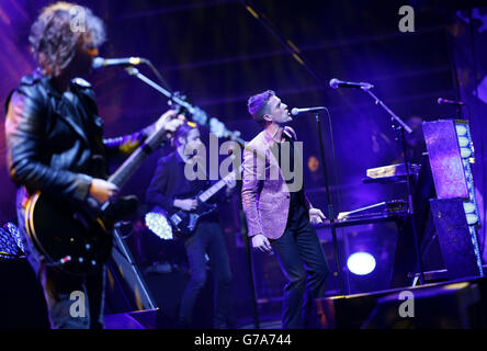 Les Killers se présentant sur la scène principale pendant la deuxième journée du V Festival, à Hylands Park à Chelmsford, Essex. Banque D'Images