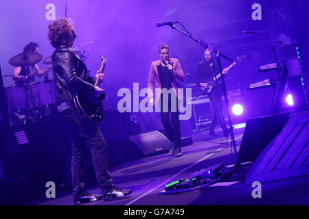 Les Killers se présentant sur la scène principale pendant la deuxième journée du V Festival, à Hylands Park à Chelmsford, Essex. Banque D'Images