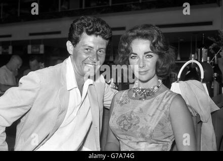 Le chanteur Eddie Fisher et sa femme, la star de cinéma Elizabeth Taylor, à leur arrivée à l'aéroport de Londres, après des vacances à Nice. Banque D'Images