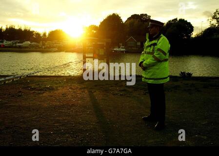 La police enjoint une zone près du pont Walton à Walton-on-Thames à la suite du meurtre d'Amélie Delagamme. Les détectives qui chassent l'assassin de l'élève français ont trouvé certains de ses effets déversés dans la Tamise. Les plongeurs de la police ont découvert plusieurs articles - que l'on pensait inclure dans son sac à main - sur un tronçon de la rivière sous un pont, à 10 à 20 minutes en voiture de l'endroit où Amelie a été assassiné sur un terrain de cricket à Twickenham Green, dans le sud-ouest de Londres, jeudi soir à 22h. Banque D'Images