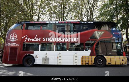 Un bus Routemaster pour célébrer le soixantième anniversaire de la guitare électrique Fender Stratocaster, Camden, Londres. Banque D'Images