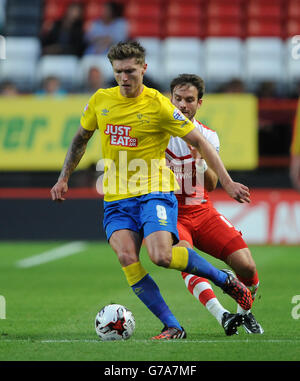 Soccer - Sky Bet Championship - Charlton Athletic v Derby County - The Valley.Rhoys Wiggins (à droite) de Charlton Athletic et Jeff Hendrick (à gauche) du comté de Derby se battent pour le ballon. Banque D'Images