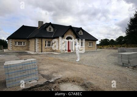 Gardai sur la scène d'un tournage fatal dans la région de Boherboy de Saggart, à l'ouest de Dublin. Banque D'Images