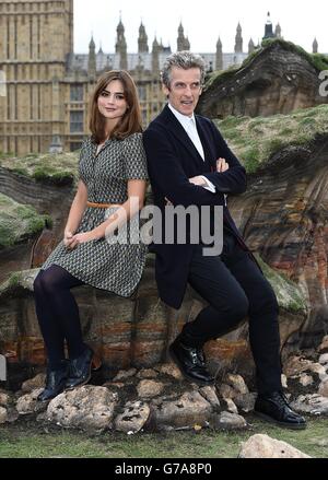 Docteur qui met en vedette Peter Capaldi et Jenna Coleman lors d'un photocall pour le docteur qui à la place du Parlement, dans le centre de Londres. Banque D'Images