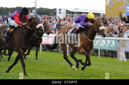 Pâle Mimosa, monté par Pat Smullen (à droite), remporte la coupe Lonsdale de Weatherbys Hamilton Insurance à l'occasion de la Journée des piquets de Nunthorpe de Coolmore au cours du troisième jour de 2014 Bienvenue au Yorkshire Ebor Festival à York Racecourse, York. Banque D'Images