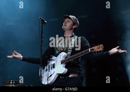 Leeds Festival 2014 - première journée.Tom DeLonge de Blink 182 se produit pendant la première journée du Leeds Festival à Bramham Park, Leeds. Banque D'Images