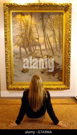 Sandie Maylor de Sothebys enchères siège avant le tableau intitulé "sur UNE veille claire, quand le ciel de novembre a grandi rouge" par Joseph Farquharson qui devrait lever 200,000- 300,000 à la Sothebys Scottish and Sporting Pictures vente aux enchères à Gleneagles Hôtel la semaine prochaine. Banque D'Images