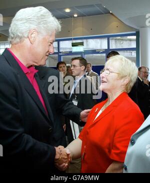 L’ancien président américain Bill Clinton rencontre Noreen Hill, qui a perdu son mari Ronnie dans le bombardement d’Enniskillen, au Centre Clinton pour la paix internationale à Enniskillen, en Irlande du Nord.M. Clinton a été rejoint par son épouse Hillary au centre, qui a été érigé sur le site de l'attentat de 1987, qui a tué 11 personnes assistant à un service du jour du souvenir. Banque D'Images