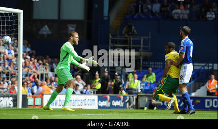 Lewis Grabban (au centre) de Norwich City dirige son but d'ouverture du match contre Ipswich Town lors du championnat Sky Bet à Portman Road, Ipswich. Banque D'Images