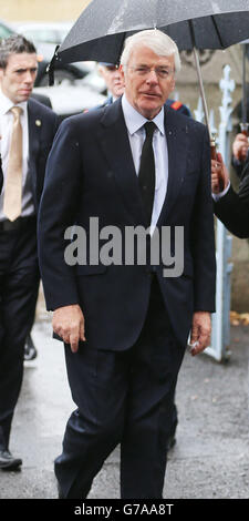 L'ancien Premier ministre britannique Sir John Major arrive pour les funérailles de l'ancien Taoiseach Albert Reynolds à l'église du Sacré-cœur, Donnybrook Dublin. Banque D'Images