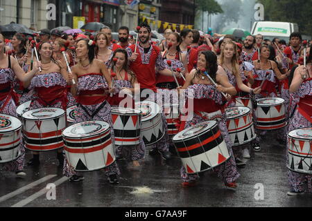 Les participants prennent part à un rainswept Notting Hill Carnival dans l'ouest de Londres. Banque D'Images