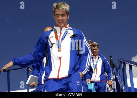 Leon Taylor, médaillé d'argent de plongée, arrive à l'aéroport de Gatwick. L'équipe GB est l'une des équipes olympiques britanniques les plus réussies de toute l'histoire récente qui reviennent d'Athènes. Banque D'Images