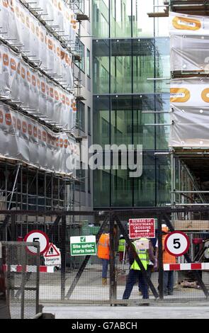 Travaux de construction sur le site du nouveau siège social du Home Office, à Westminster. Un accord gouvernemental permettant la construction de deux immeubles (gauche et droite) à seulement 20 mètres du bâtiment de 311 millions a été critiqué par le consultant en sécurité, le Dr Paul Michael Viollis, comme étant à risque accru d'attaque terroriste. Les appartements du complexe coûtent jusqu'à 780,000 pour un appartement de grand standing à trois lits. Banque D'Images