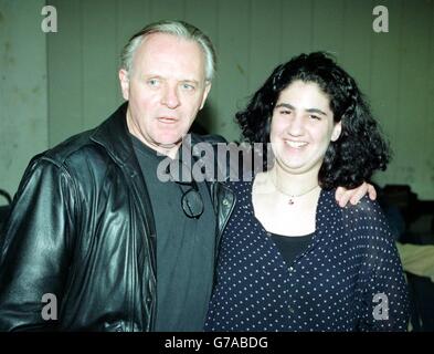 Sir Anthony Hopkins rencontre des jeunes acteurs de l’ancienne banque Lloyds Défis de théâtre avant de tenir un atelier d'action au Royal Théâtre national Banque D'Images