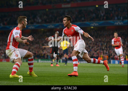 Alexis Sanchez d'Arsenal (à droite) célèbre son premier but du match avec Jack Wilshere (à gauche), coéquipier, lors du match de qualification de la Ligue des champions de l'UEFA, deuxième match au stade Emirates, Londres. Banque D'Images